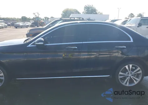 2015 Mercedes-Benz C 300 4Matic z USA, uszkodzony, nr VIN 55SWF4KB3FU009587